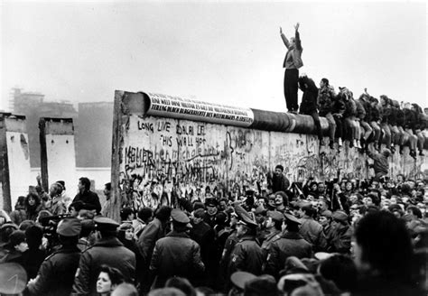 La caduta del Muro di Berlino: simbolo di una fredda guerra che si scioglieva e un nuovo inizio per la Germania